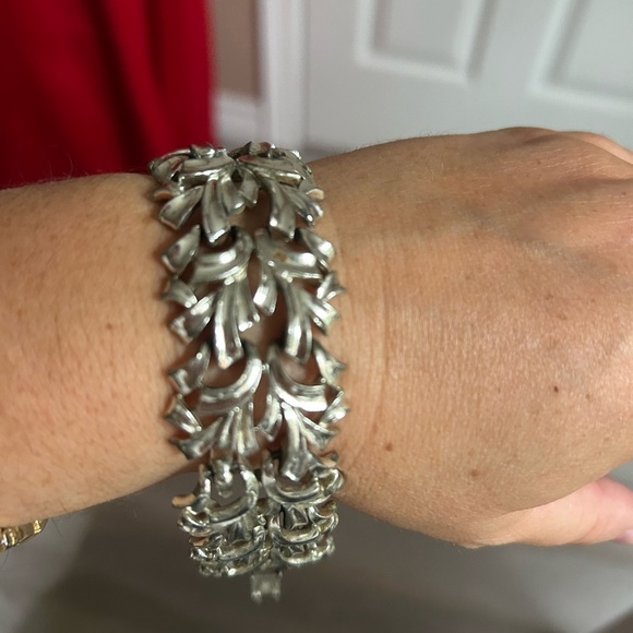 4/$100 CORO vintage 1960 Elegant Silver Leaf Bracelet 7 inches 😍 - Picture 5 of 7